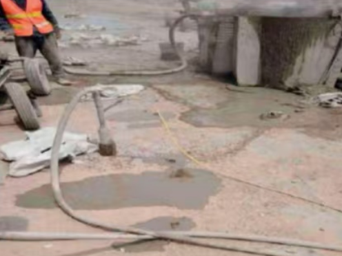 平阴水泥混凝土路面板底注浆技术 路面脱空注浆整治方案