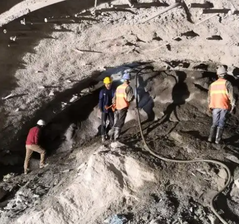 平阴拱顶带模注浆料的施工流程及注意事项